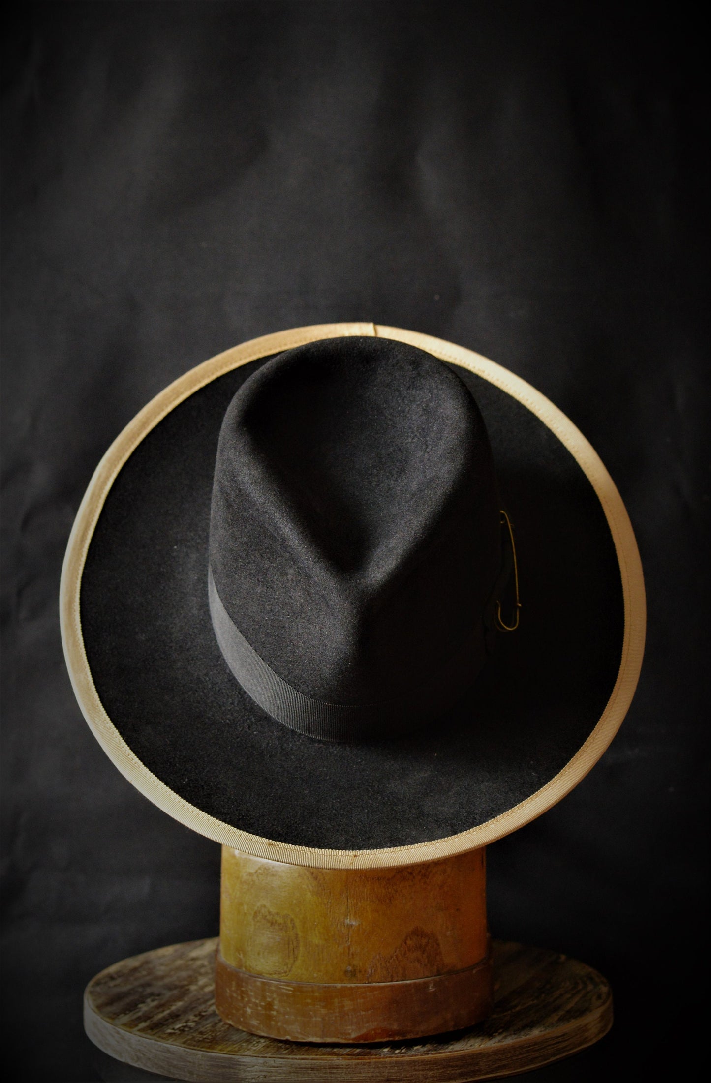 Broadway fedora - Wide brimmed fedora in black rabbit fur felt, handmade to order