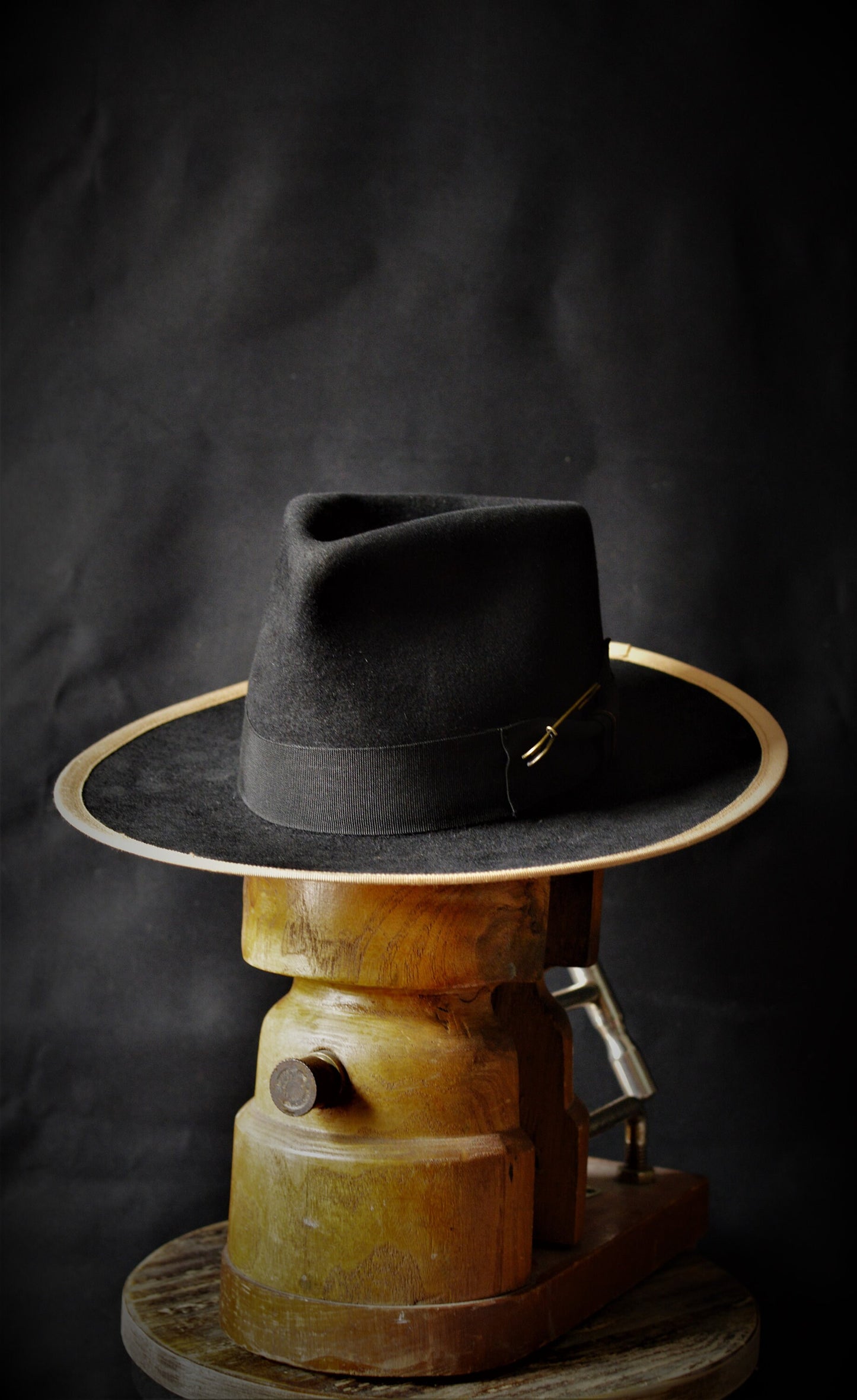 Broadway fedora - Wide brimmed fedora in black rabbit fur felt, handmade to order