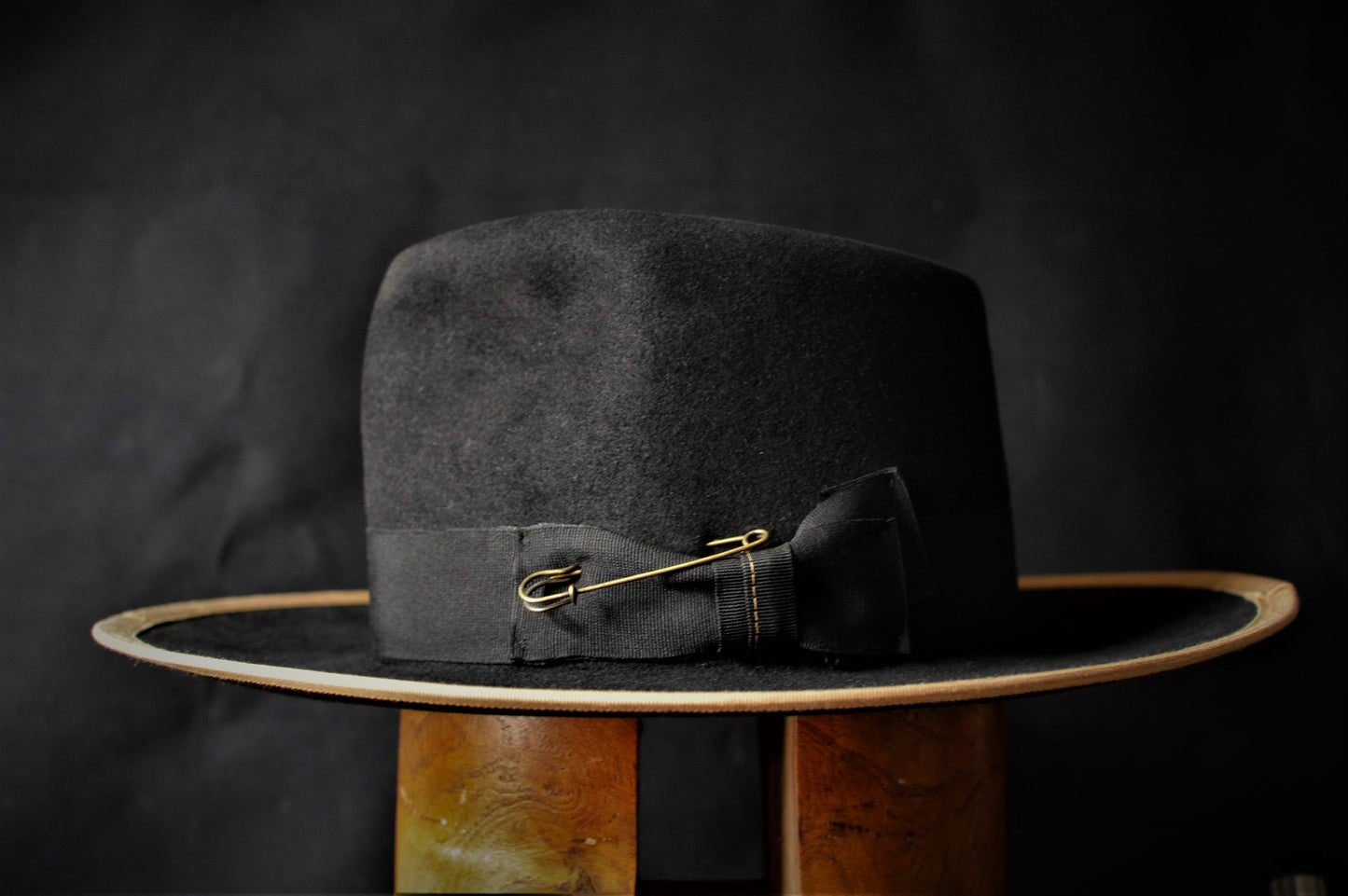 Broadway fedora - Wide brimmed fedora in black rabbit fur felt, handmade to order